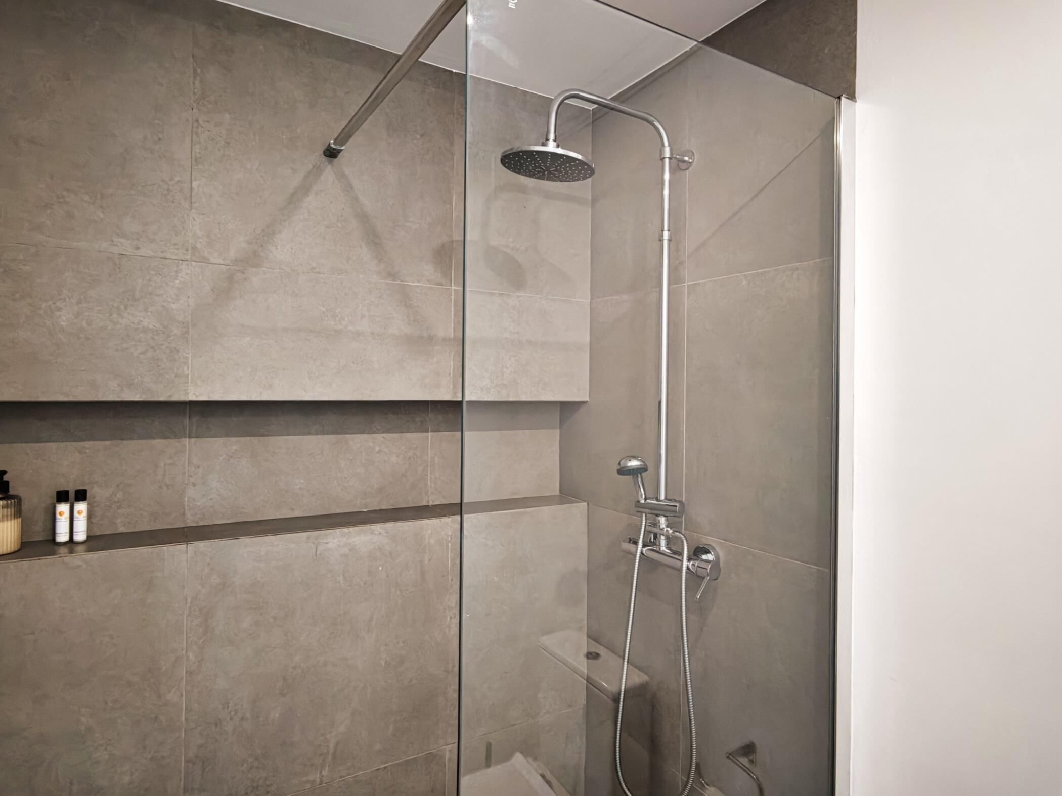 Douche, sèche-cheveux, serviettes fournies