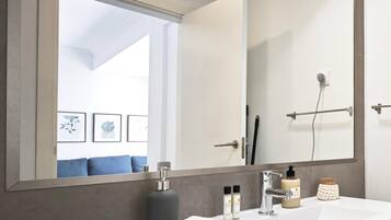 Douche, sĂšche-cheveux, serviettes fournies