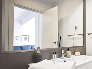 Dusche, Haartrockner, Handtücher