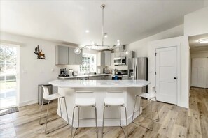 Geladeira, micro-ondas, fogão, cooktop