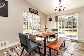 Dining - Remodeled Cottage w/Hot tub, 15 mins away from Mt. Rainier Park entrance (Elbe)