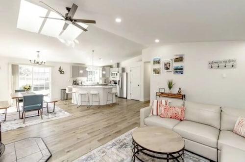 Remodeled Cottage w/Hot tub, 15 mins away from Mt. Rainier Park entrance