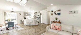 Remodeled Cottage w/Hot tub, 15 mins away from Mt. Rainier Park entrance