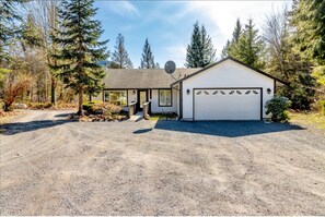 Exterior - Remodeled Cottage w/Hot tub, 15 mins away from Mt. Rainier Park entrance (Elbe)