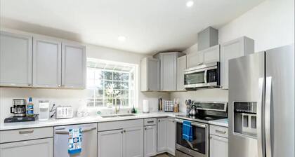 Remodeled Cottage w/Hot tub, 15 mins away from Mt. Rainier Park entrance