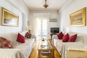 智能电视、DVD 播放器、书、立体声音响