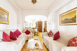 智能电视、DVD 播放器、书、立体声音响