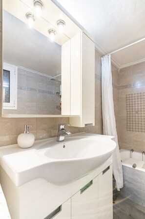 Hair dryer, towels, soap, shampoo - Athens Walk (Athina)
