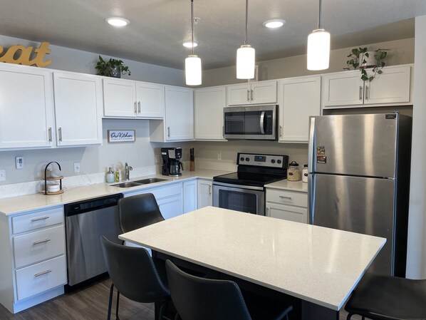 Private kitchen - Beautiful 2 bdrm apartment near Cottonwood Canyon (Midvale)