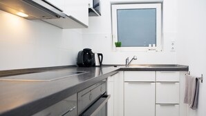 Private kitchen - Bright, chic apartment in the heart of Düsseldorf near the main train station (Düsseldorf)