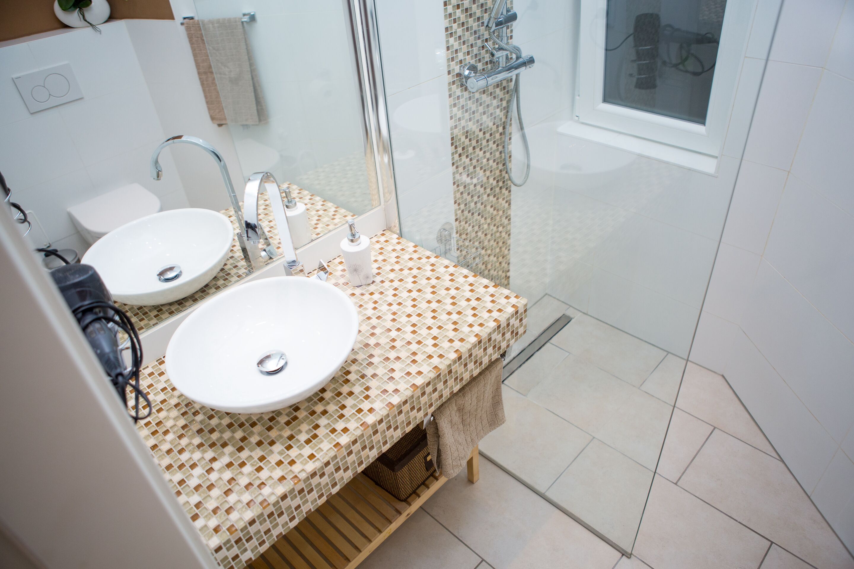 Dusche, Haartrockner, Handtücher, Seife