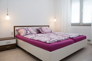 1 bedroom, iron/ironing board, WiFi, bed sheets - Bright, chic apartment in the heart of Düsseldorf near the main train station (Düsseldorf)