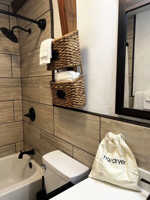 Haartrockner, Handtücher, Seife, Toilettenpapier