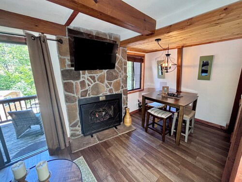 Dog-Friendly Banner Elk Condo w/ Slope View and Deck