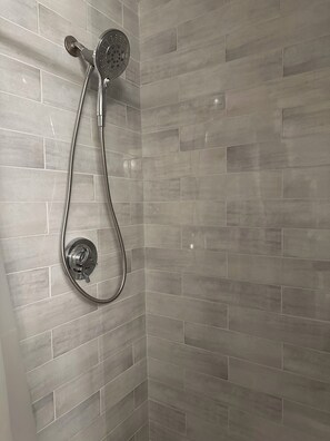 Een douche, een haardroger, handdoeken, zeep