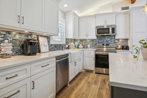 KĂŒhlschrank, Mikrowelle, Ofen, Herdplatte