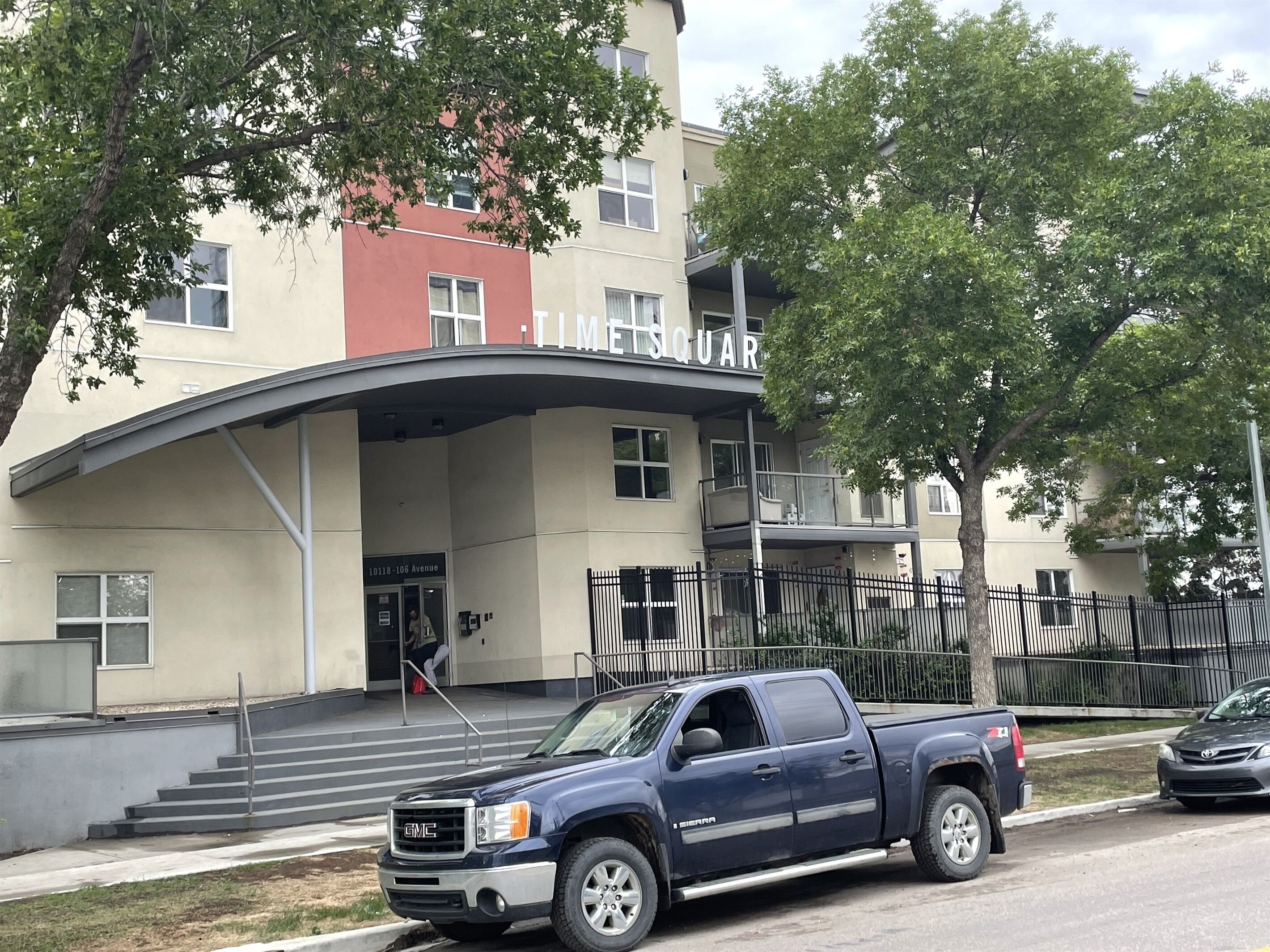 Cozy Condo Steps To ICE District & Rogers Place
