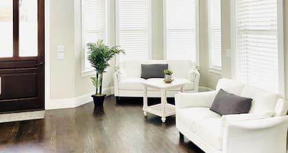 The Victorian-2 Min Walk to Historic Downtown McKinney + Game Room