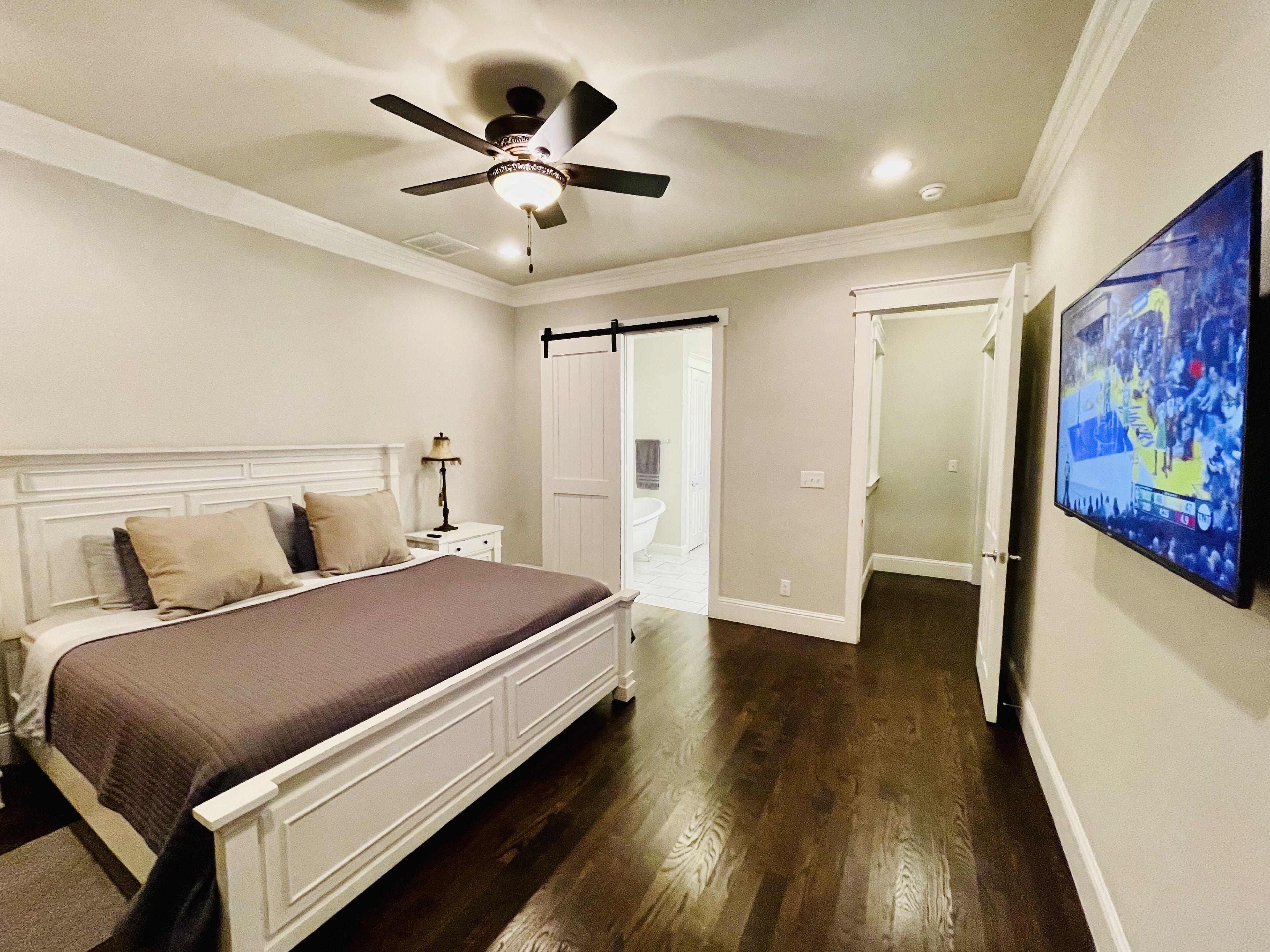 4 bedrooms, desk, iron/ironing board, travel crib