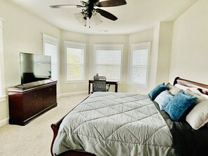 4 soverom, skrivebord, strykejern/-brett og reiseseng for barn