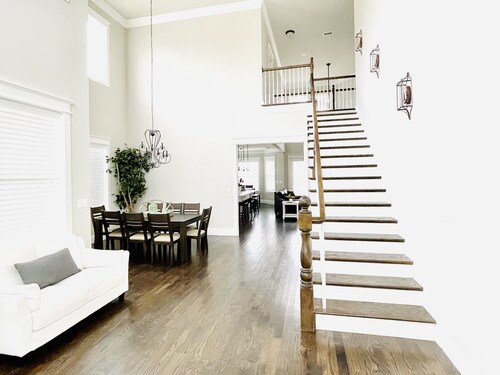 The Victorian-2 Min Walk to Historic Downtown McKinney + Game Room