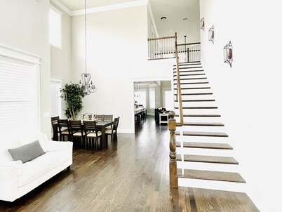 The Victorian-2 Min Walk to Historic Downtown McKinney + Game Room