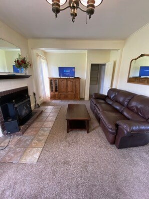 Smart TV, fireplace - Rock House (Meeker)