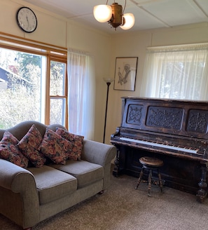 Smart TV, fireplace - Rock House (Meeker)