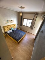 Apartamento conforto | 2 quartos, cortinas blackout, Wi-Fi de cortesia, roupa de cama