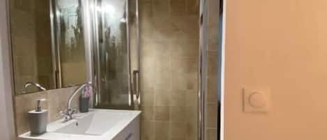 Douche, serviettes fournies