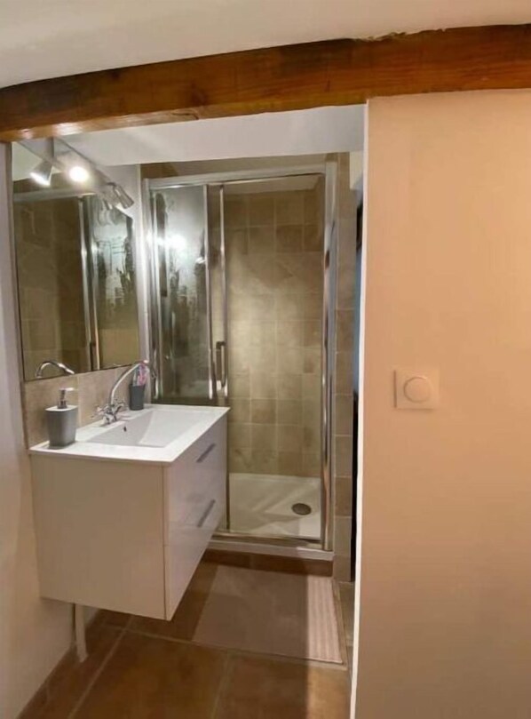 Shower, towels