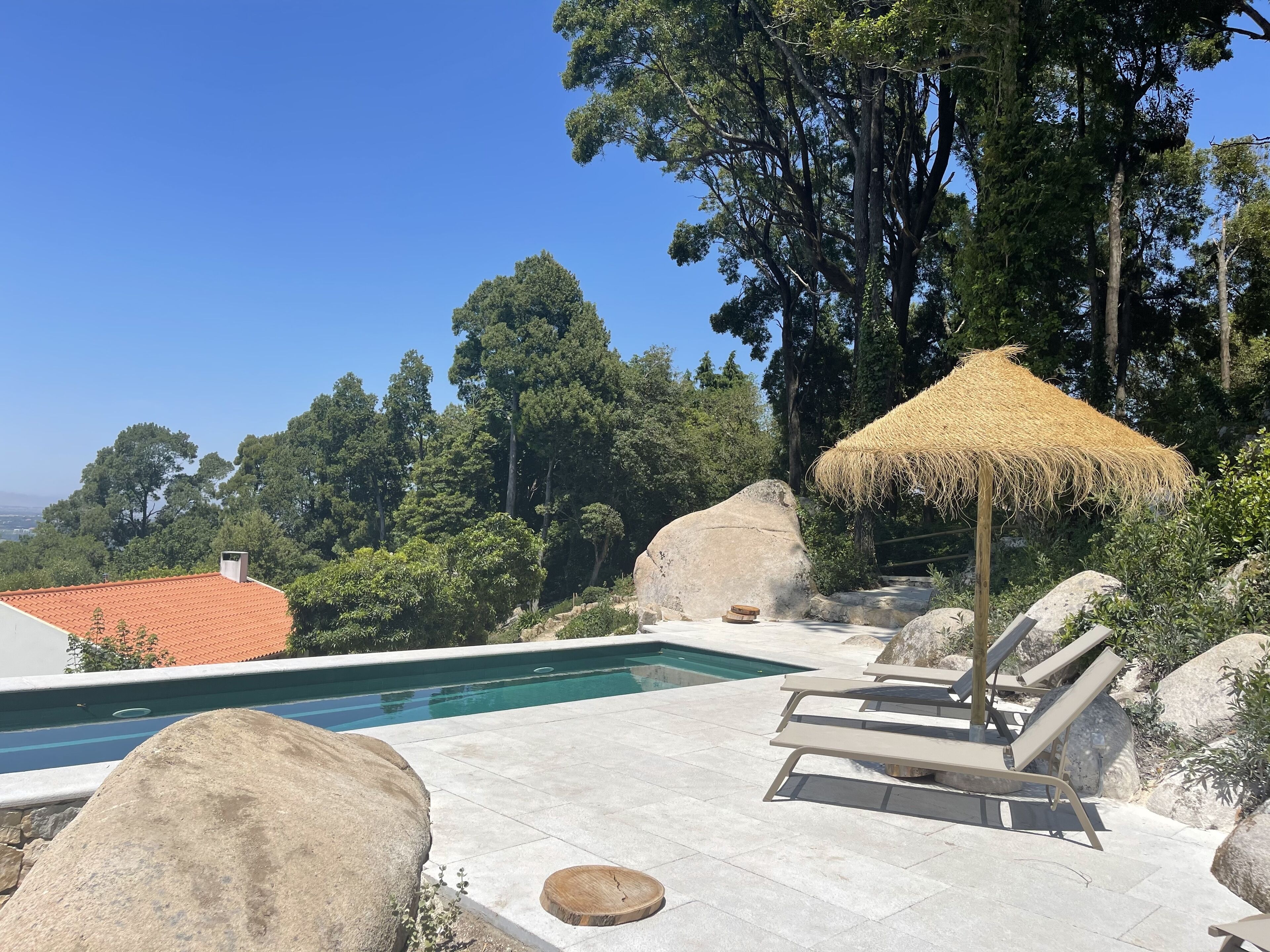 Utendørsbasseng og et oppvarmet basseng