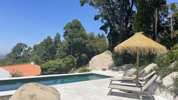 Utendørsbasseng og et oppvarmet basseng