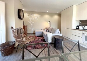 Smart TV, fireplace