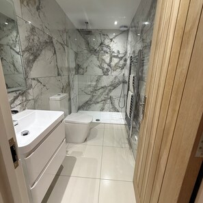 Dusche, Haartrockner, Handtücher, Seife