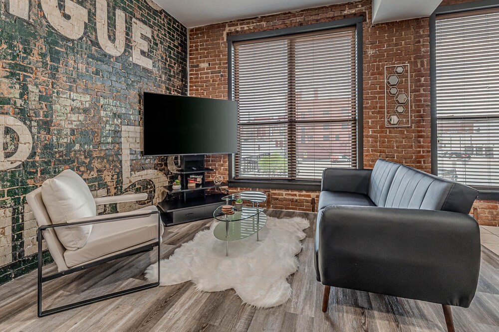Deluxe Studio in Historic Downtown Building!