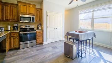 Fridge, microwave, stovetop, dishwasher