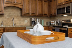 Frigorifero, microonde, piano cottura, lavastoviglie