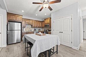 Bring everyone together around the table. The fully equipped kitchen gives your group the appliances, cookware and essentials you need for breakfasts before a busy day or relaxed dinners at home. And when everyone is ready to linger a little longer, there - Home Away from Home Close to KCI Airport, Weston (Platte City)