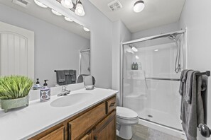 No crowding into one bathroom here. The second and third bedrooms share this full upstairs bathroom with a walk-in shower, giving your group another place to get ready without everyone waiting their turn. Three bedrooms are great—but three full bathrooms  - Home Away from Home Close to KCI Airport, Weston (Platte City)