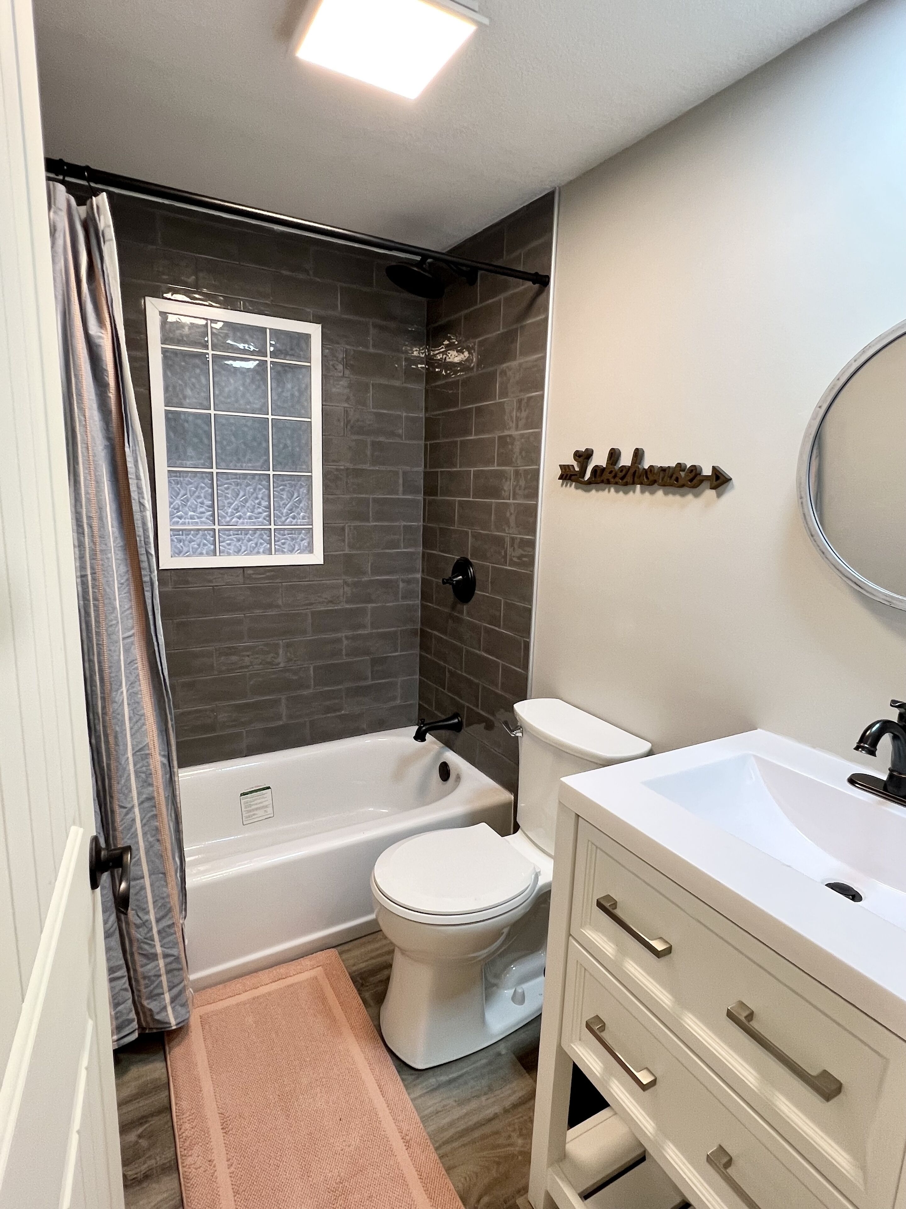 New Remodeled Lakefront Home - Large Dock with Year Around Water! 