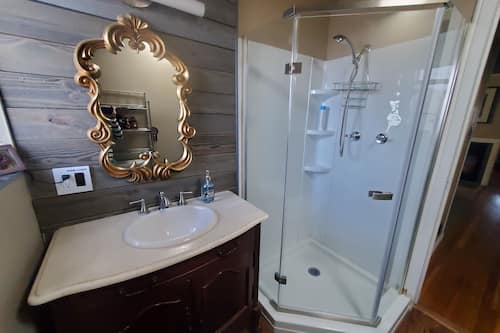 Departamento familiar (Holliday) | Baño | Regadera, regadera tipo lluvia, amenidades de baño gratuitas