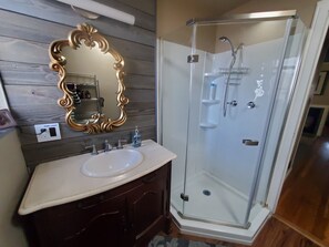 Familienapartment (Holliday) | Badezimmer | Dusche, Regendusche, kostenlose Toilettenartikel, Haartrockner