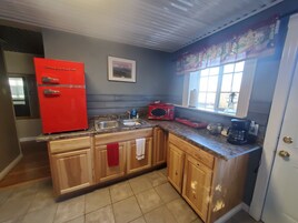 Micro-ondas, cafeteira/chaleira, forno com torradeira