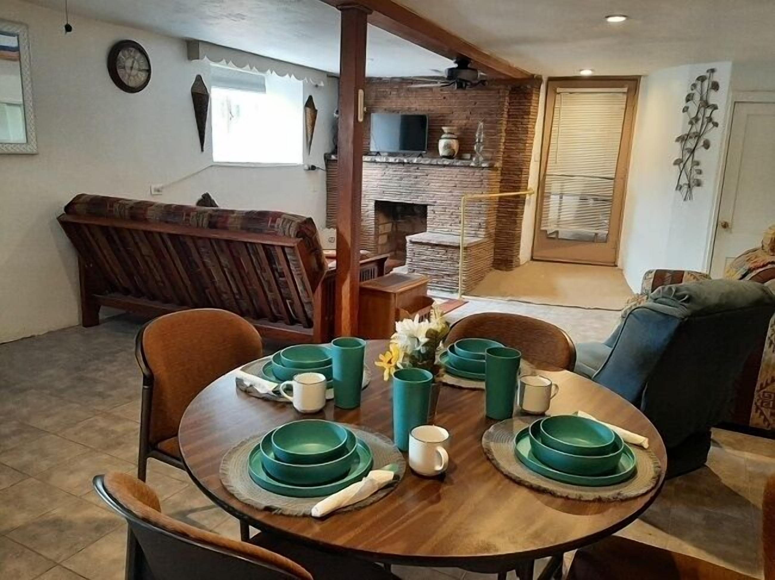 Apartamento familiar (Invincible) | Zona de estar | Una televisión de pantalla plana