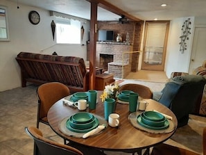 Perhehuoneisto (Invincible) | Oleskelualue | Taulutelevisio