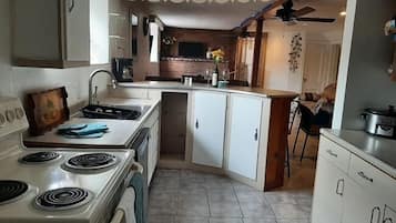 Apartamento familiar (Invincible) | Cocina privada | Microondas, cafetera o tetera, minihorno y utensilios de cocina
