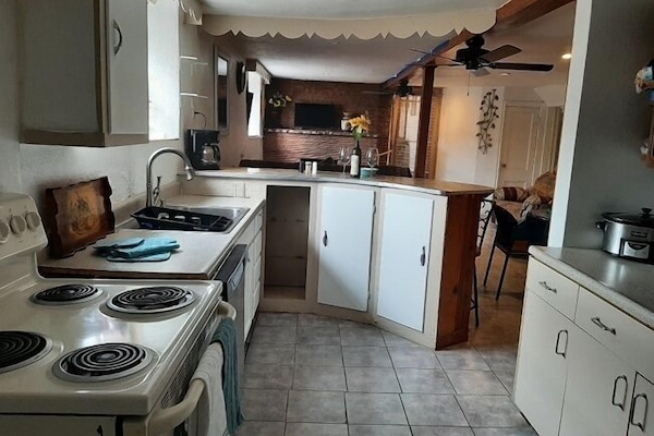 Familienapartment (Invincible) | Eigene Küche | Mikrowelle, Wasserkocher mit Kaffee-/Teezubehör, Toastergrill