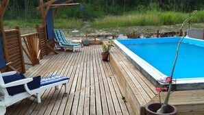 A wooden deck with lounge chairs and a small pool. - Aïchi ´s Lodges (Capesterre-de-Marie-Galante)