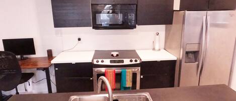 Refrigerador, microondas, horno, placa de cocina